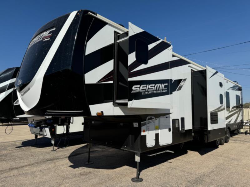 used Toy Haulers Jayco Seismic Luxury Series for sale, in Odessa, TX Thumbnail 4