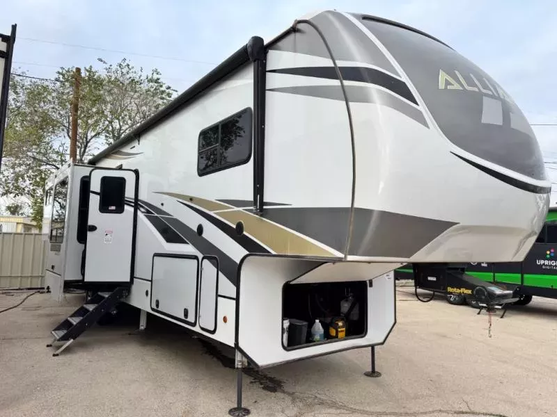 used Fifth Wheel Trailers Alliance RV Paradigm for sale, in Odessa, TX Thumbnail 5