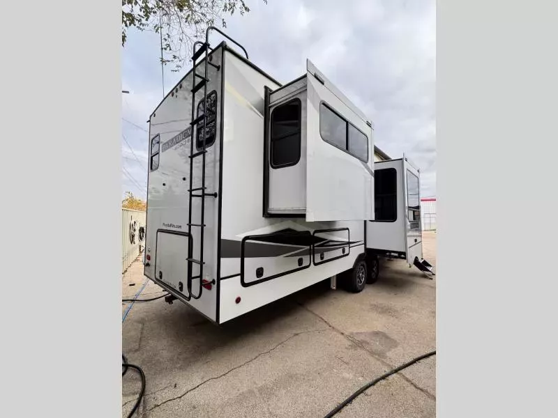 used Fifth Wheel Trailers Alliance RV Paradigm for sale, in Odessa, TX Thumbnail 6