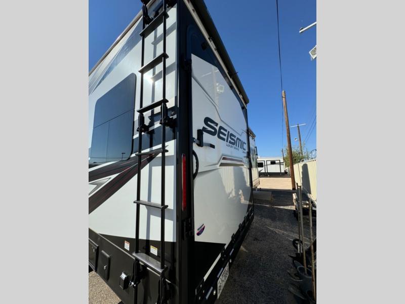 used Toy Haulers Jayco Seismic Luxury Series for sale, in Odessa, TX Thumbnail 9