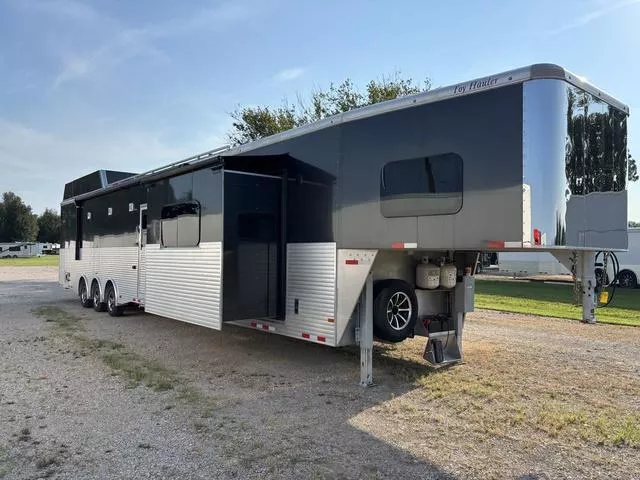 used Toy Haulers Sundowner Trailers  for sale, in Wills Point, TX Thumbnail 3