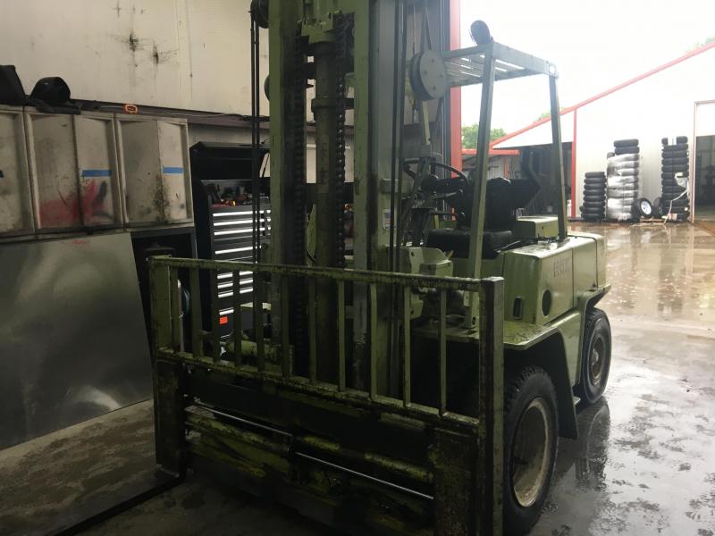 1990 Clark 8K Lift with Fork Positioners and Side Shift Fork Car 1990 Clark 8K Lift with Fork Positioners and Side Shift Fork Car