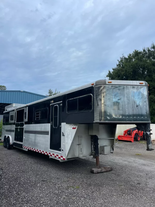 2000 Sundowner Trailer 4/5 horse head to head