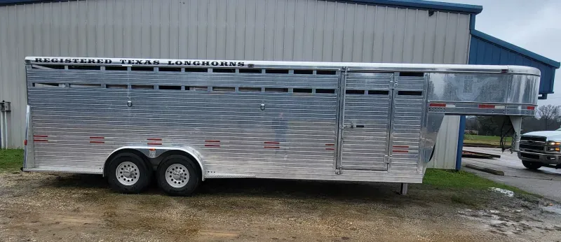 2007 WW Polished Aluminum  32' Gooseneck Livestock Trailer