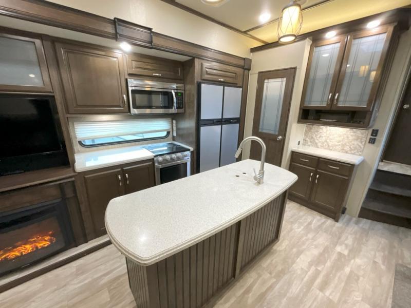 used Fifth Wheel Trailers Grand Design RV Solitude S-Class for sale, in Amarillo, TX Thumbnail 4