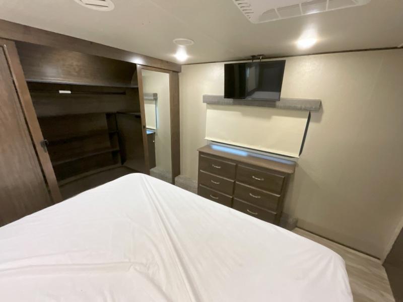 used Fifth Wheel Trailers Grand Design RV Solitude S-Class for sale, in Amarillo, TX Thumbnail 34