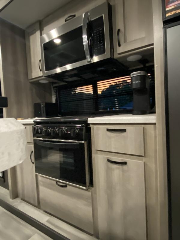 used Travel Trailers Winnebago Voyage for sale, in Deland, FL Thumbnail 4