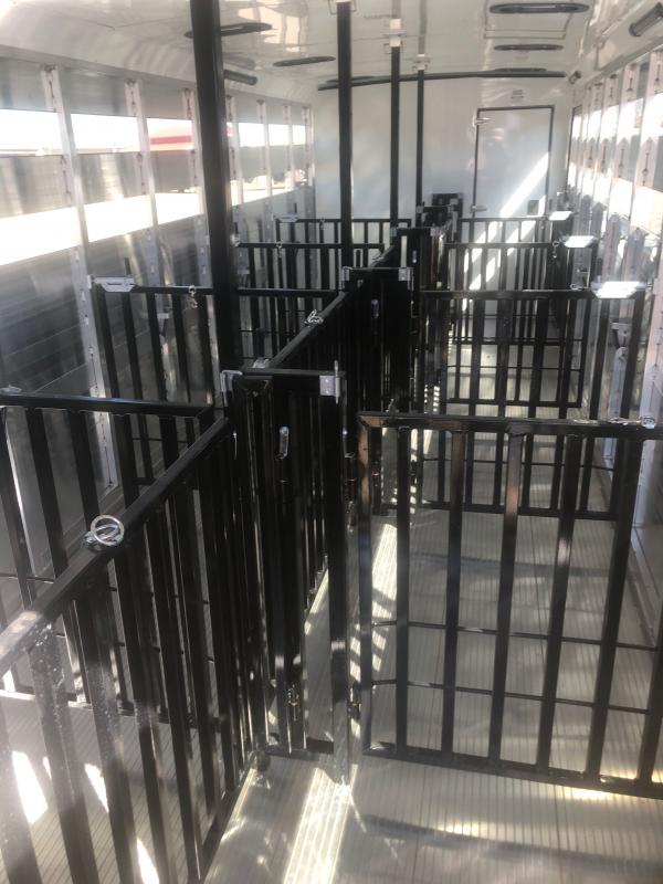 2021 Sundowner Trailers Showman Extreme 24' GN Livestock Trailer 2021 Sundowner Trailers Showman Extreme 24' GN Livestock Trailer