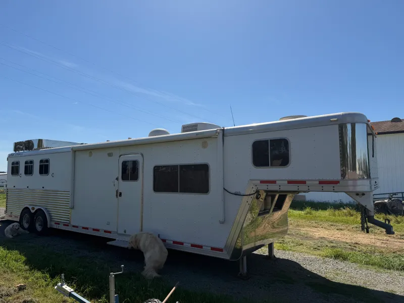 2003 Featherlite Bunkhouse Living Quarters Horse Trailer – 3H/4H– Fully Loaded – $39,500