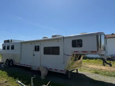 2003 Featherlite Bunkhouse Living Quarters Horse Trailer – 3H/4H– Fully Loaded – $39,500