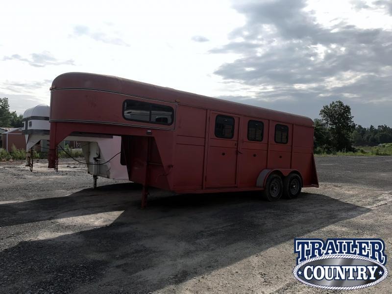 1999 HM 3 Horse Slant Trailer with Dressing Room 1999 HM 3 Horse Slant Trailer with Dressing Room