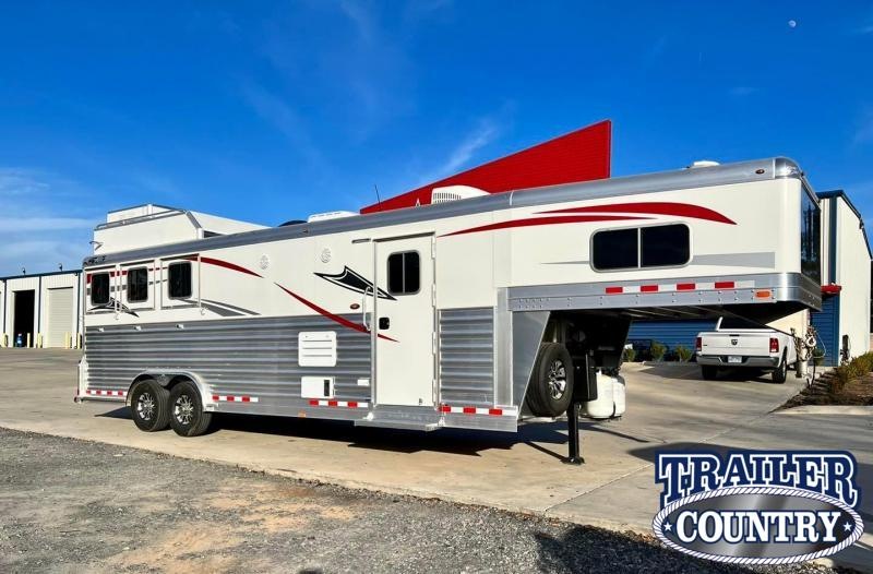 2022 4-Star Trailers Deluxe Horse Trailer 2022 4-Star Trailers Deluxe Horse Trailer
