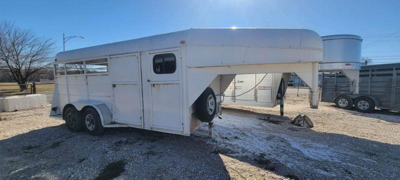 USED 1998 Calico Trailers Gooseneck 3 Horse Slant with Tack room in Front Horse Trailer USED 1998 Calico Trailers Gooseneck 3 Horse Slant with Tack room in Front Horse Trailer