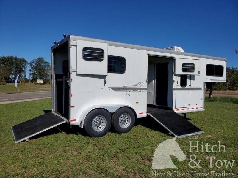2004 Sundowner Trailers SunLite 777 Horse Trailer 2004 Sundowner Trailers SunLite 777 Horse Trailer