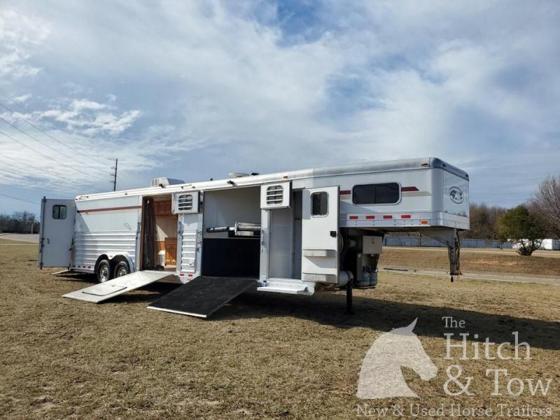 2010 4-Star Trailers Deluxe Horse Trailer 2010 4-Star Trailers Deluxe Horse Trailer