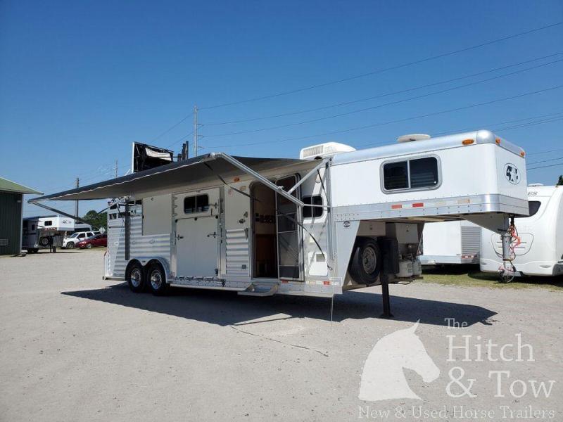 2004 4-Star Trailers Deluxe Horse Trailer 2004 4-Star Trailers Deluxe Horse Trailer