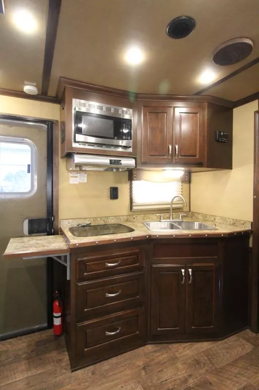 used Horse Trailers Featherlite  for sale, in Woodland, WA Thumbnail 9