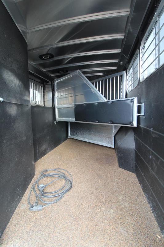 used Horse Trailers Logan Coach  for sale, in Woodland, WA Thumbnail 25