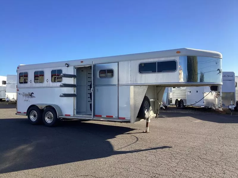 2004 Circle J Mirage Trailers -3H- Side & Rear Tack- Water Tank- Mangers Horse Trailer