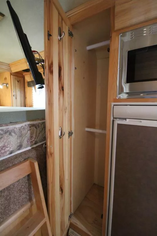 used Horse Trailers Classic Manufacturing  for sale, in Woodland, WA Thumbnail 6