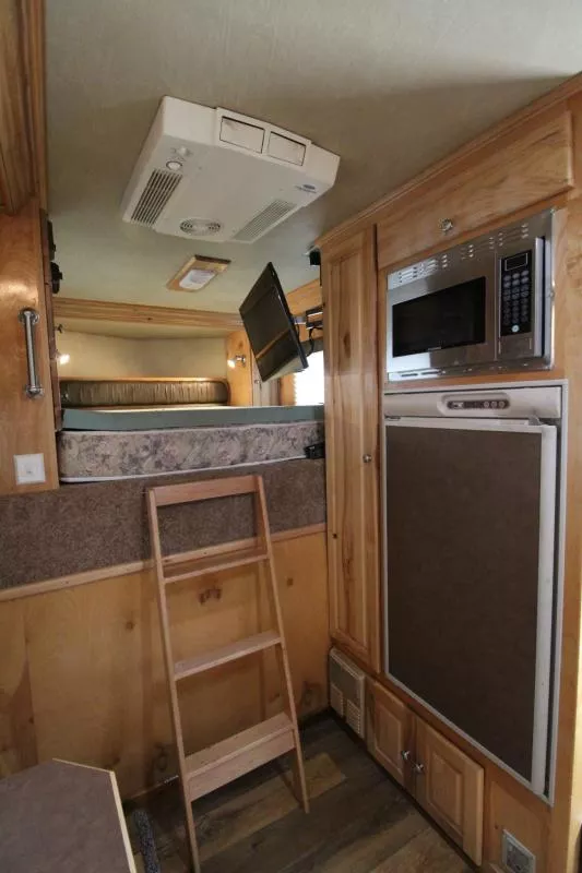 used Horse Trailers Classic Manufacturing  for sale, in Woodland, WA Thumbnail 4