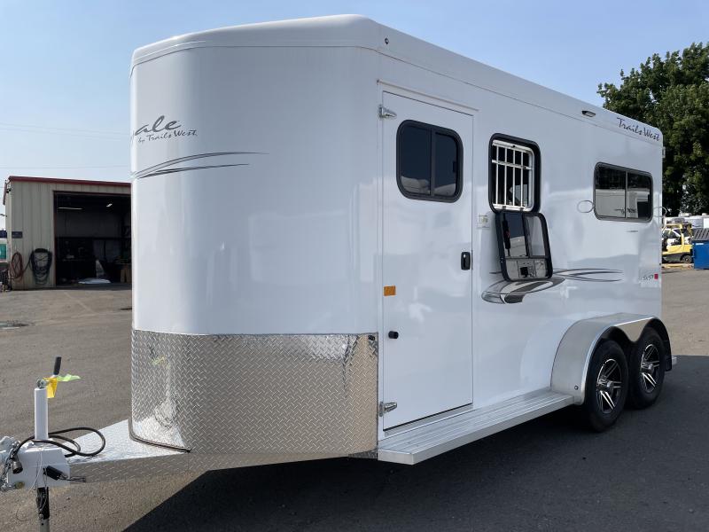 2022 Trails West Royale SxST 2 Horse Straightload - Warmblood Size - Ramp - Bench Style Water Tank - Pass thru Door - Mangers 2022 Trails West Royale SxST 2 Horse Straightload - Warmblood Size - Ramp - Bench Style Water Tank - Pass thru Door - Mangers