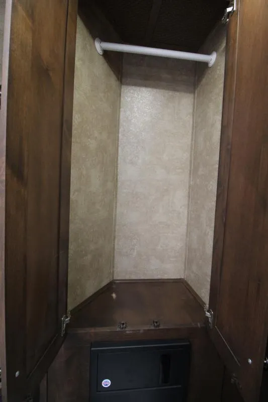 used Horse Trailers Merhow Trailers  for sale, in Woodland, WA Thumbnail 17