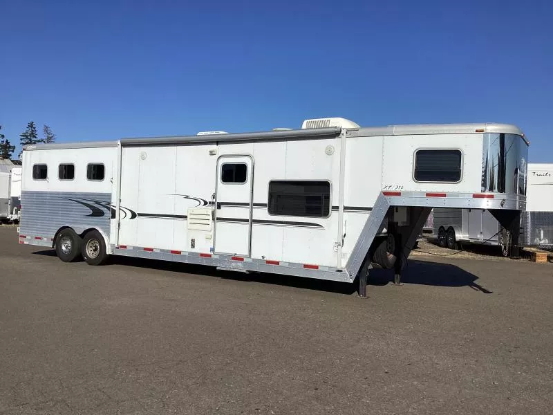  2005 Exiss 7308 w/ Living Quarters- Rear Tack-Mangers Horse Trailer