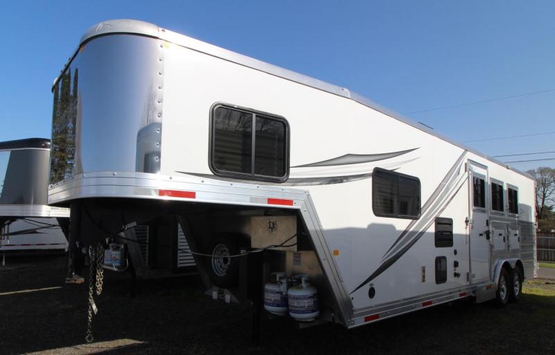 2021 Merhow 8310 LQ 3 Horse Trailer-Sofa-Mangers-Insulated Horse Area 2021 Merhow 8310 LQ 3 Horse Trailer-Sofa-Mangers-Insulated Horse Area