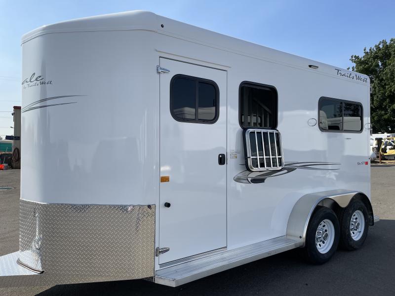 2023 Trails West Royale SxST 2 Horse Straightload - Warmblood Size - Ramp - Bench Style Water Tank - Pass thru Door - Mangers 2023 Trails West Royale SxST 2 Horse Straightload - Warmblood Size - Ramp - Bench Style Water Tank - Pass thru Door - Mangers