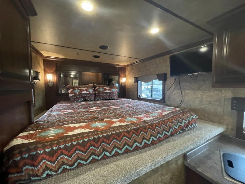 2022 Exiss Trailers 8310 3 Horse Living Quarter Jackknife Sofa