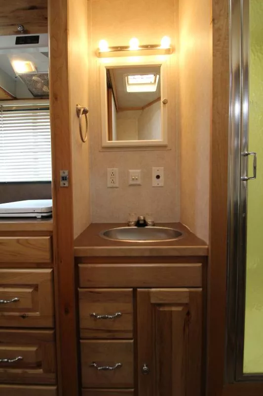 used Horse Trailers Classic Manufacturing  for sale, in Woodland, WA Thumbnail 15
