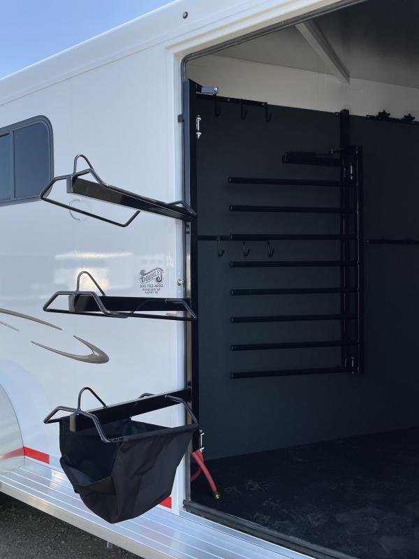 2023 Trails West Classic 3 Horse GN Warmblood Height Swing Out