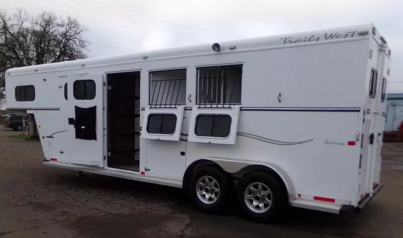 2009 Trails West Manufacturing Sierra 2 Horse GN-Midtack Conversion Partial LQ-Sink/Stovetop/Fridge/Freezer/Shower Area/Pass-Thru Door