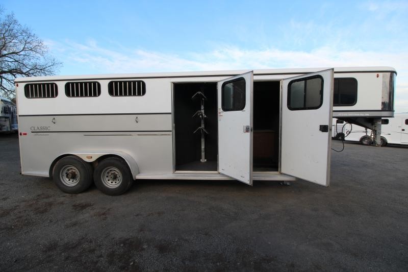 2008 Classic 3 Horse Aluminum Trailer w/ Side Tack and Dressing Room 2008 Classic 3 Horse Aluminum Trailer w/ Side Tack and Dressing Room
