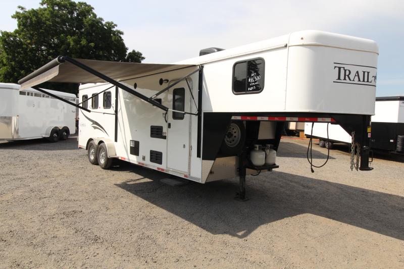 2017 Bison Trailers Trail Hand Horse Trailer with power awning 2017 Bison Trailers Trail Hand Horse Trailer with power awning
