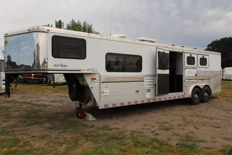 2004 Sundowner 8310 - 10ft Short wall Sierra Living Quarters 3 Horse Trailer