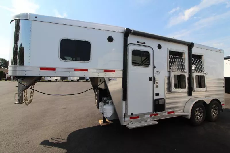 2022 Exiss Trailers Escape 7204 Horse Trailer