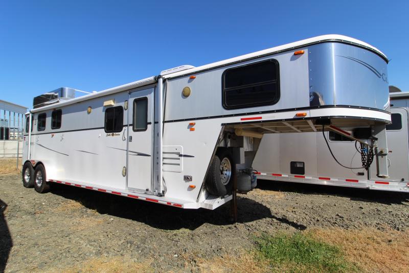 Used 2003 Classic 3 Horse LQ Trailer -Dinette-Sealed Back Tack-Mangers-Rubber Floor Used 2003 Classic 3 Horse LQ Trailer -Dinette-Sealed Back Tack-Mangers-Rubber Floor