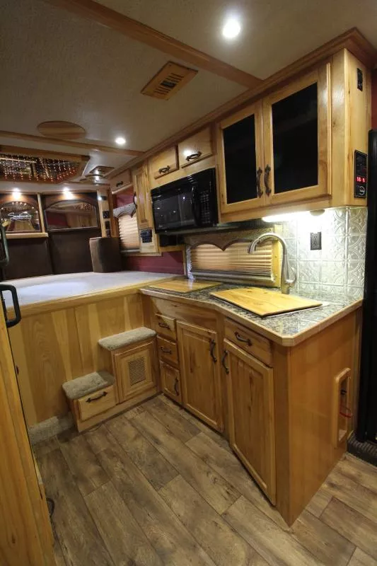 used Horse Trailers Sundowner Trailers  for sale, in Woodland, WA Thumbnail 7