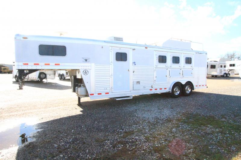 2007 C and C 3H 9' SW LQ Horse Trailer 2007 C and C 3H 9' SW LQ Horse Trailer