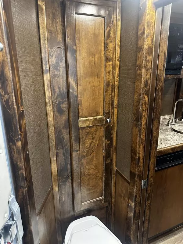 used Horse Trailers Platinum Coach  for sale, in Stephenville, TX Thumbnail 19