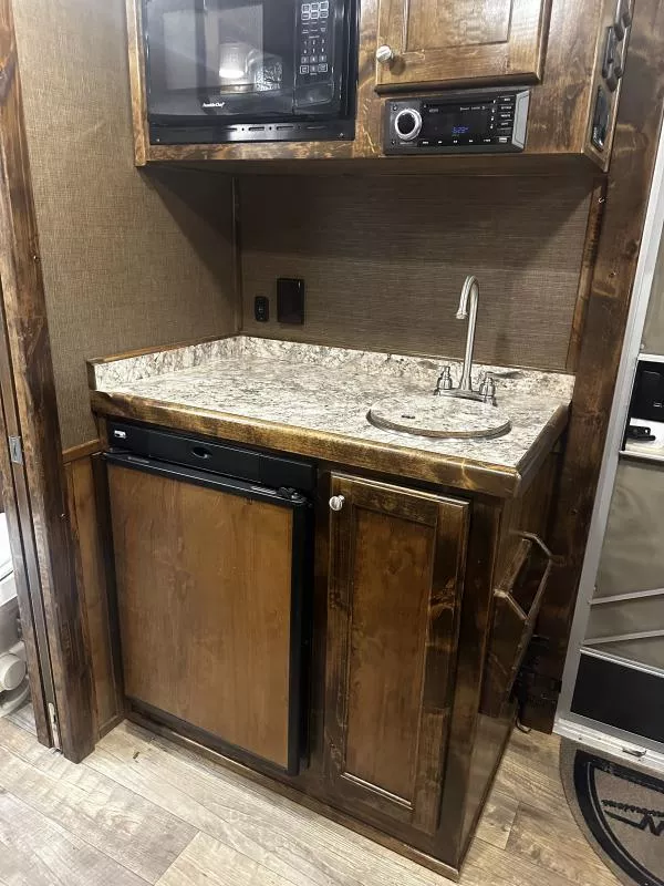 used Horse Trailers Platinum Coach  for sale, in Stephenville, TX Thumbnail 16