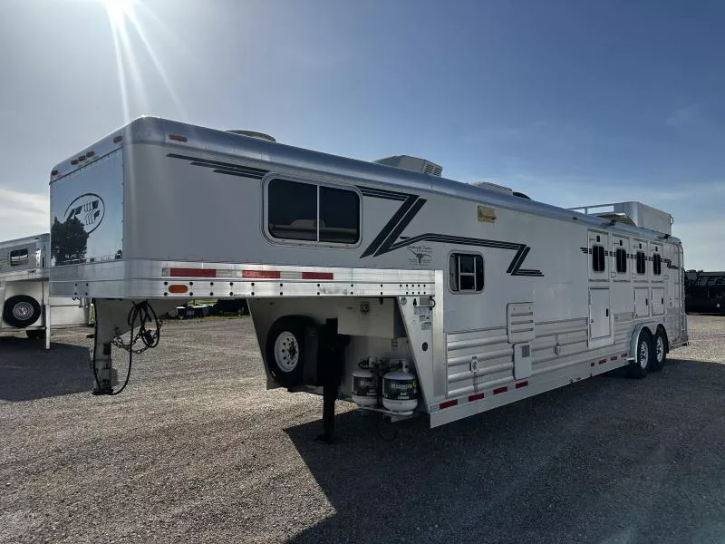 2006 4-Star Trailers 4H 11' SW Horse Trailer