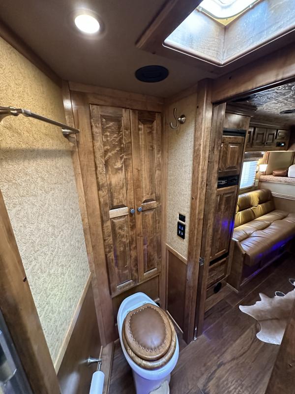 2017-hart-trailers-tradition-3h-11-sw-lq-horse-trailer-living