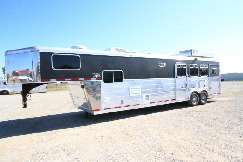 2007 Logan Coach 3H 13' SW LQ Horse Trailer 2007 Logan Coach 3H 13' SW LQ Horse Trailer
