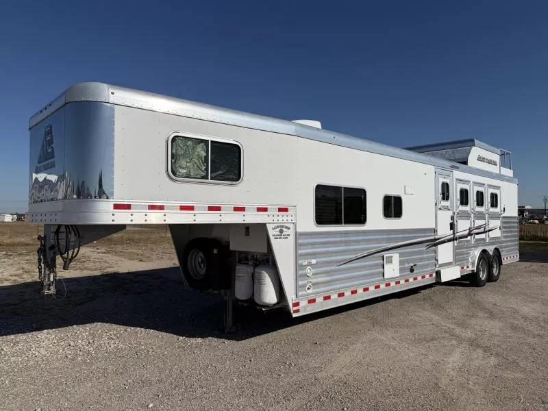 2019 Elite Trailers 4H 14' SW Side Load Horse Trailer