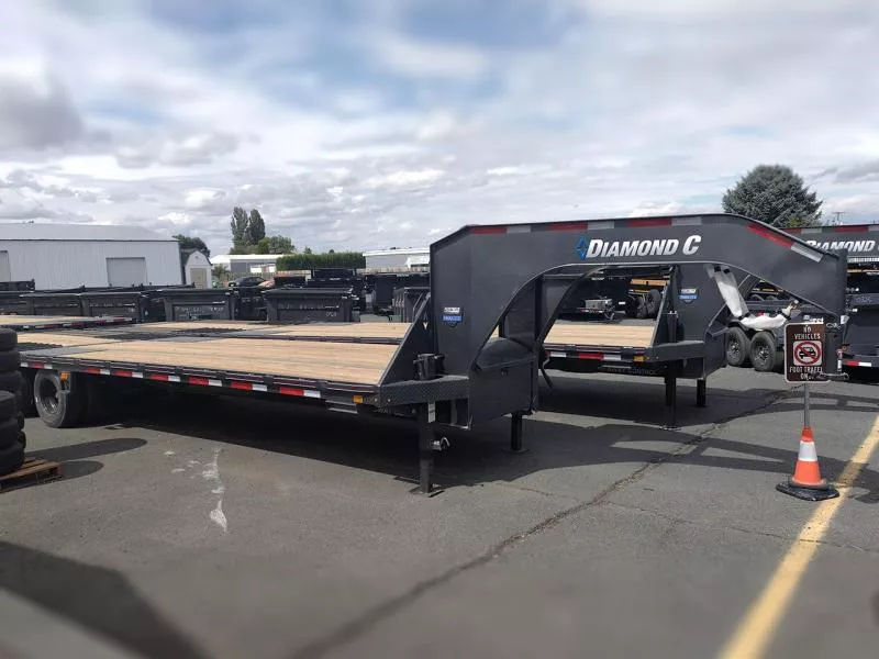 Diamond C 8.5 x 32 24K GN Equip Trailer Hydraulic Dovetail with Cleats