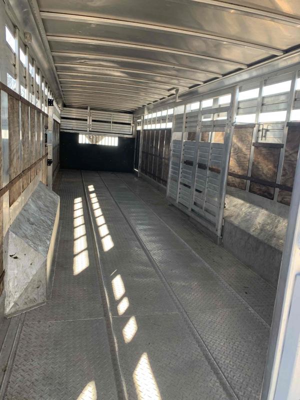 2005 Featherlite 8127-8032 Livestock Trailer 2005 Featherlite 8127-8032 Livestock Trailer