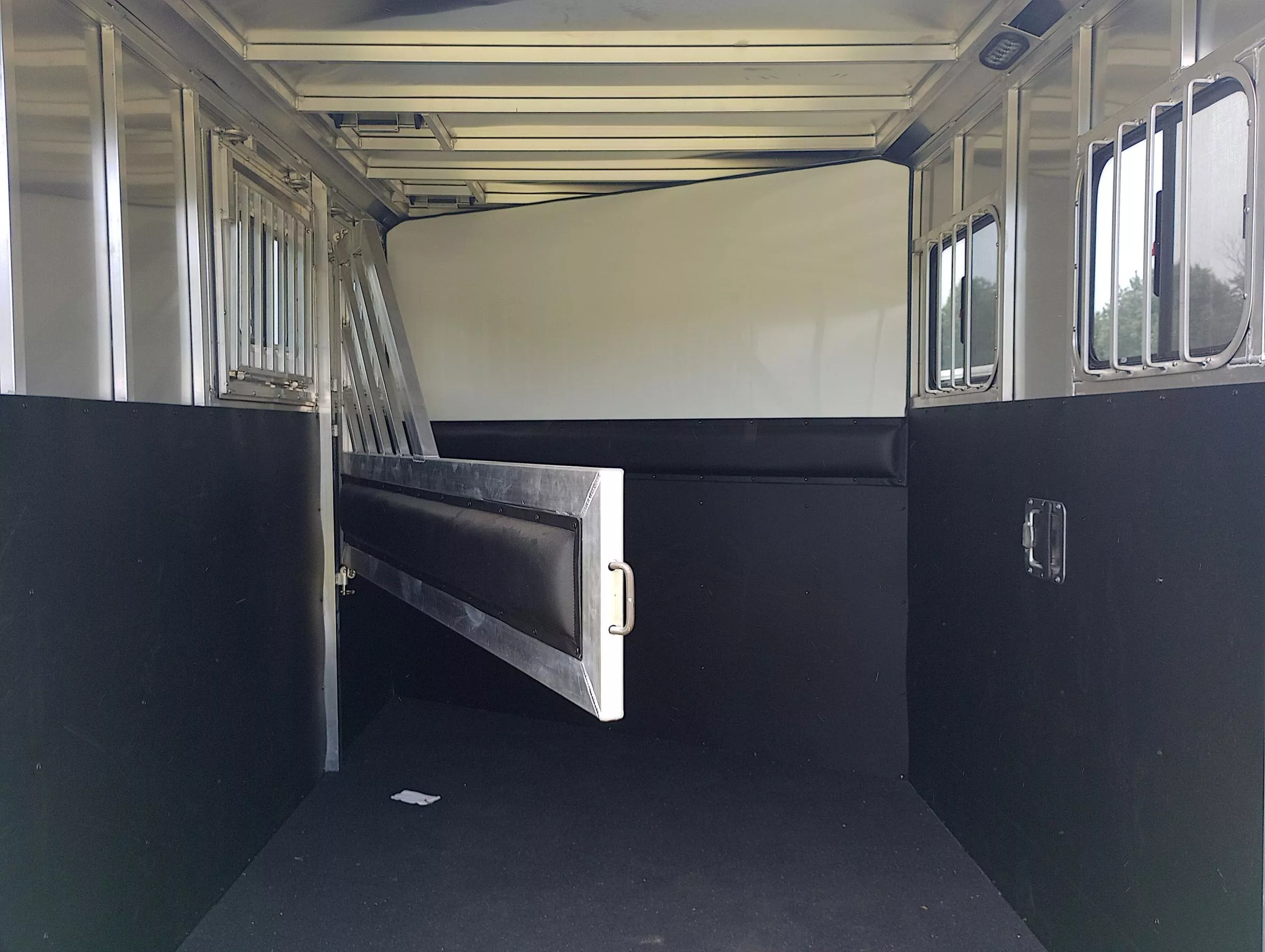 2022 Frontier Trailers Strider Series Aluminum 2 Horse Combo/Slant Load w/Front Tack, Torsion Axles, Spare Tire k7T5H6rqag8h